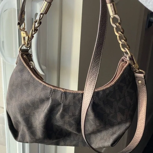 Michale Kor’s classic purse - Picture 1 of 5